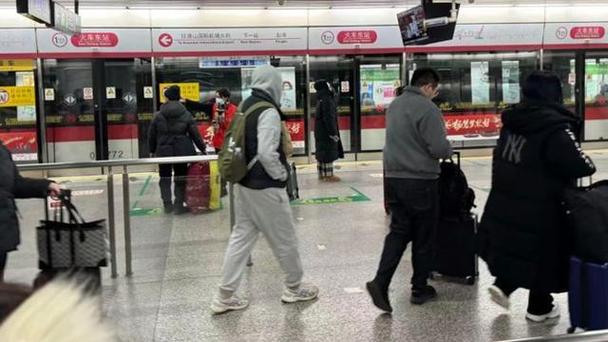 万点股票咨询专家_地铁通勤违规信号_境外券商非法经营识别