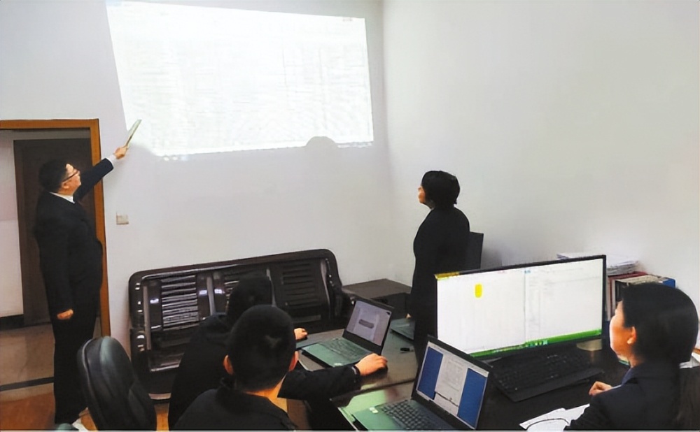 济南股票配资骗局揭秘：团伙操纵股市获利5.3亿，散户警惕
